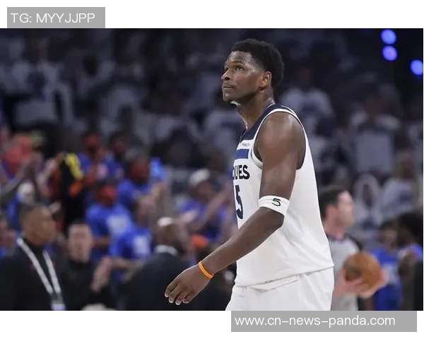 爱德华兹表现稳定半场12投6中贡献16分1篮板2助攻正负值5